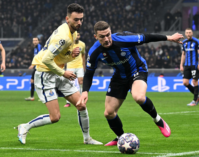 波尔图造点机会国际米兰围绕德甲回应争议，欧超杯关键时刻热度飙升看傻球迷的简单介绍